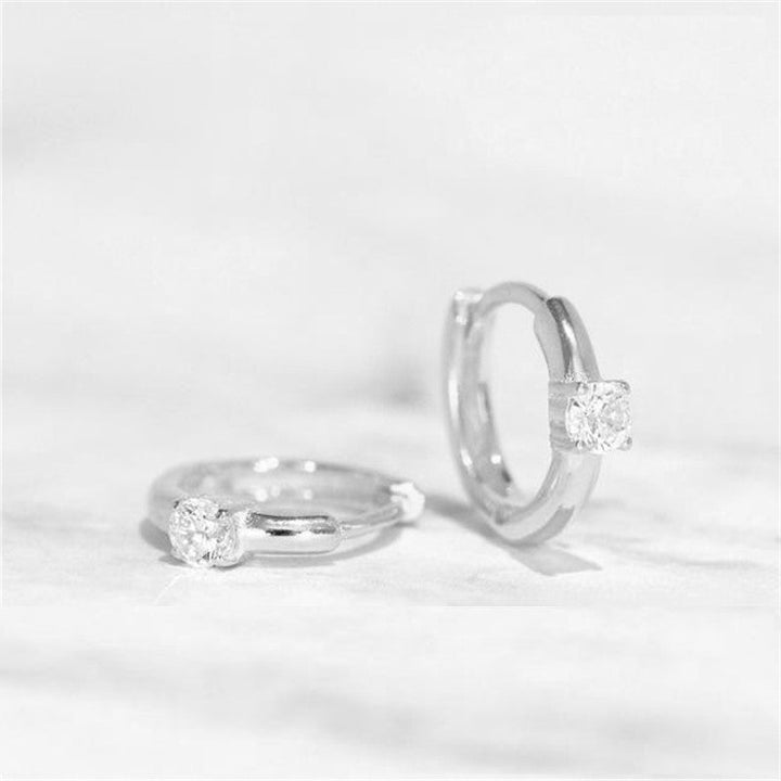 Boucles d’oreilles huggie délicates avec pierre unique