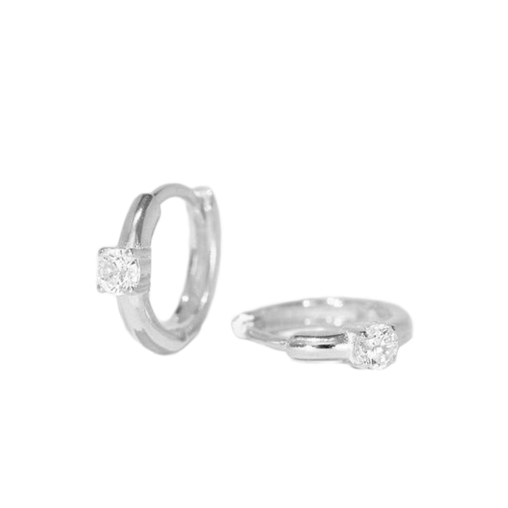 Boucles d’oreilles huggie délicates avec pierre unique