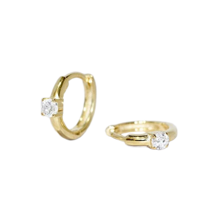 Boucles d’oreilles huggie délicates avec pierre unique