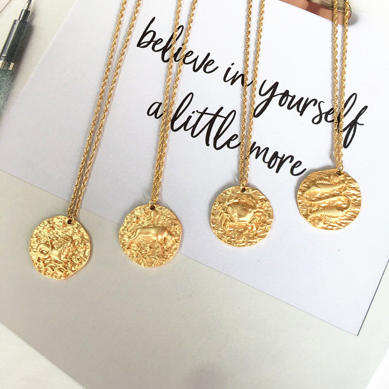 Collana con ciondolo zodiacale in oro martellato