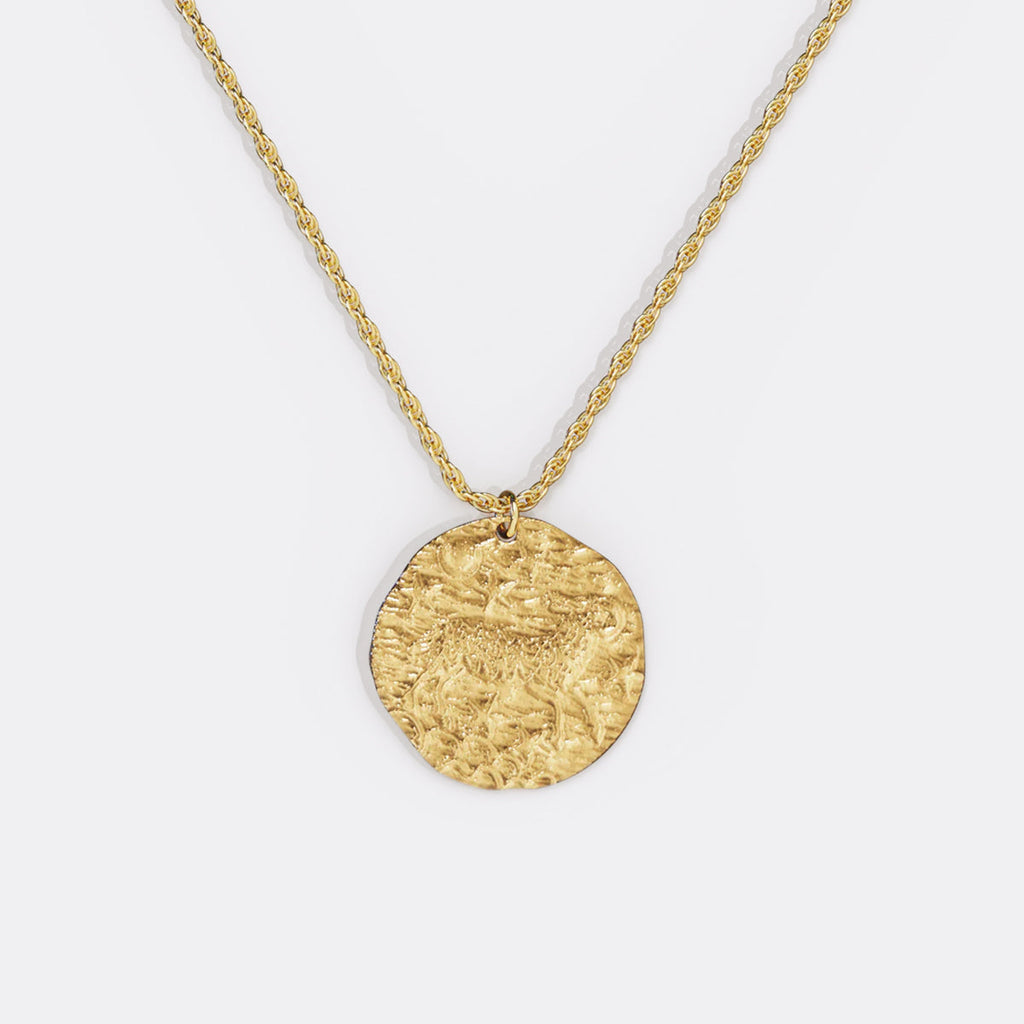 Collana con ciondolo zodiacale in oro martellato