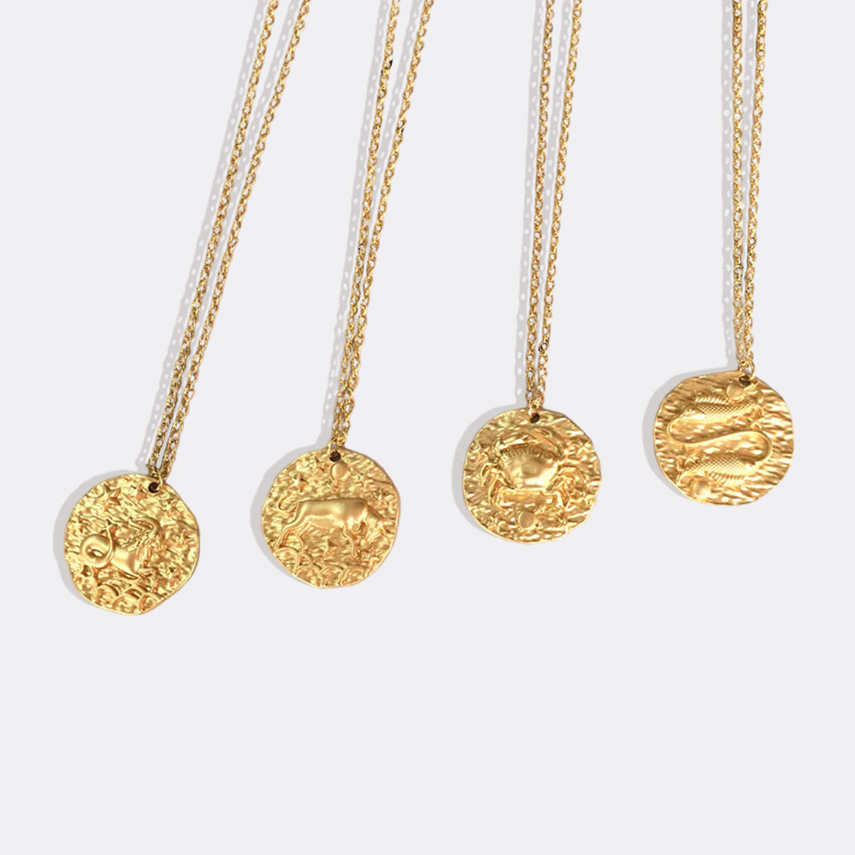 Collana con ciondolo zodiacale in oro martellato
