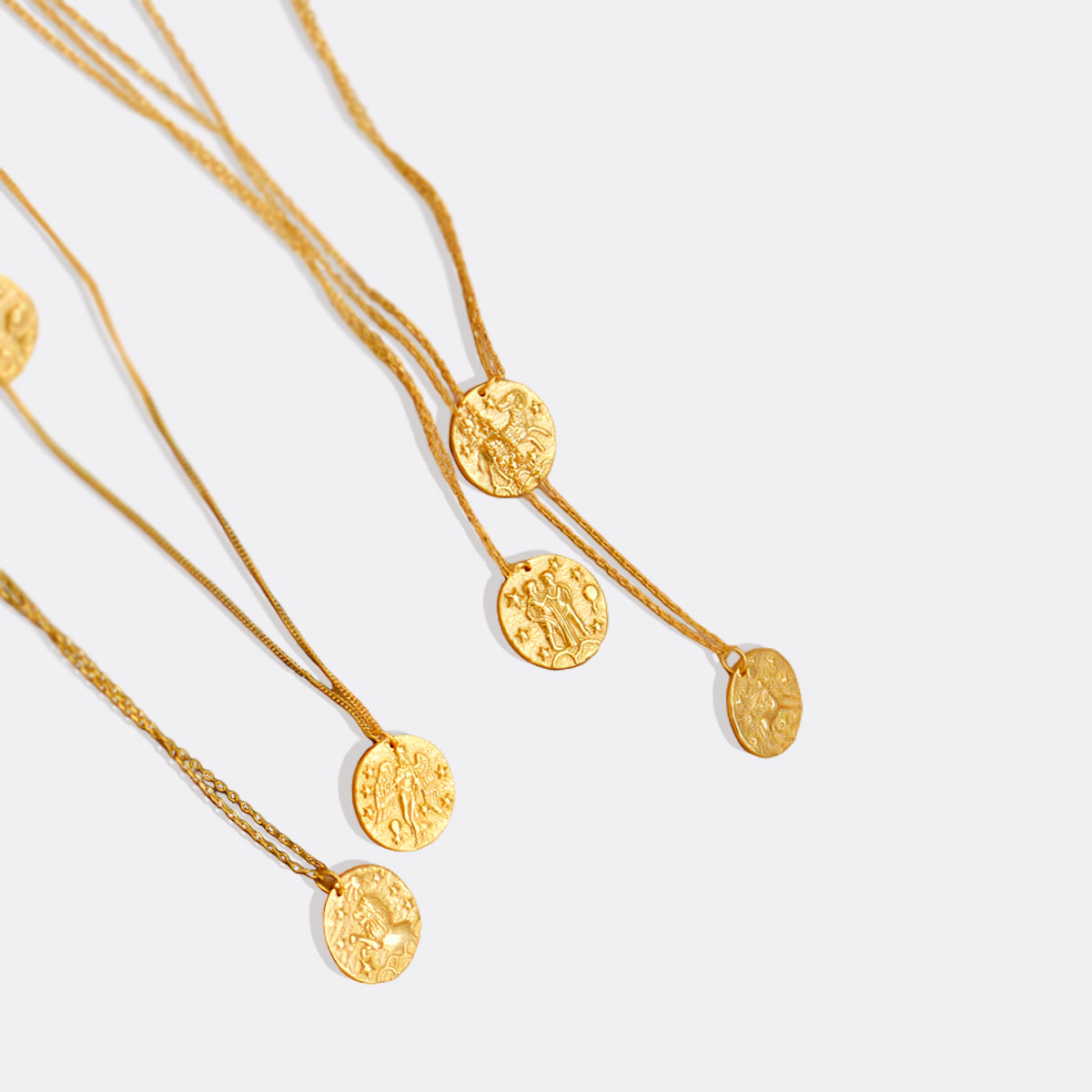 Collana con ciondolo zodiacale in oro martellato