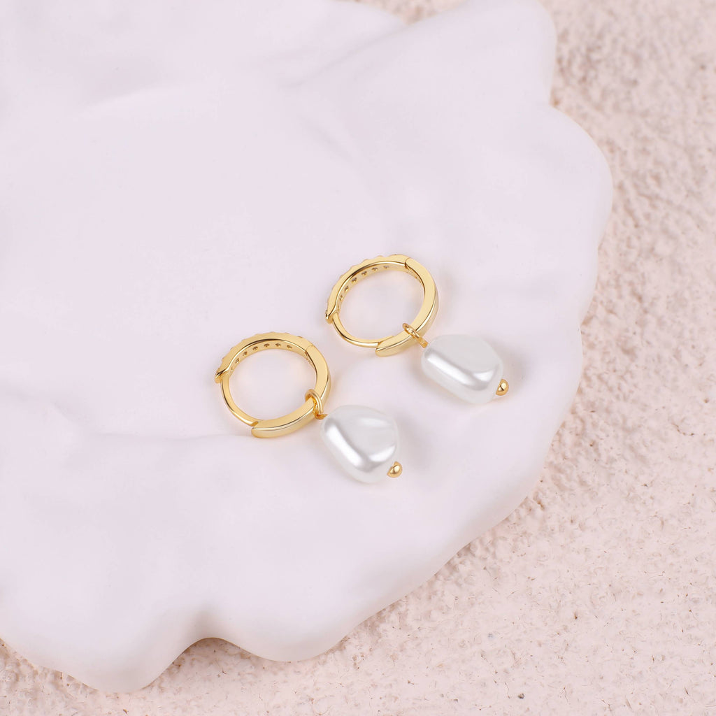 Náušnice Freshwater Pearl Drop Pave Huggie