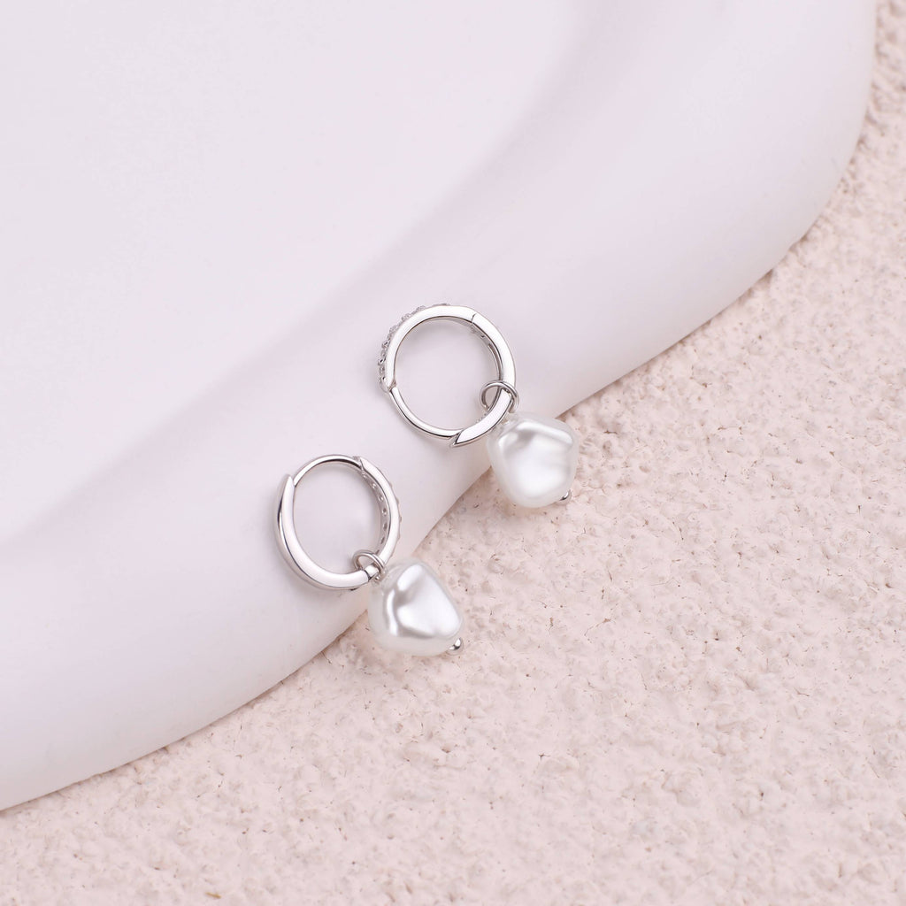 Náušnice Freshwater Pearl Drop Pave Huggie