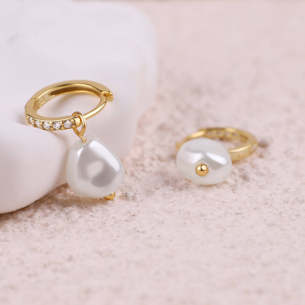 Náušnice Freshwater Pearl Drop Pave Huggie