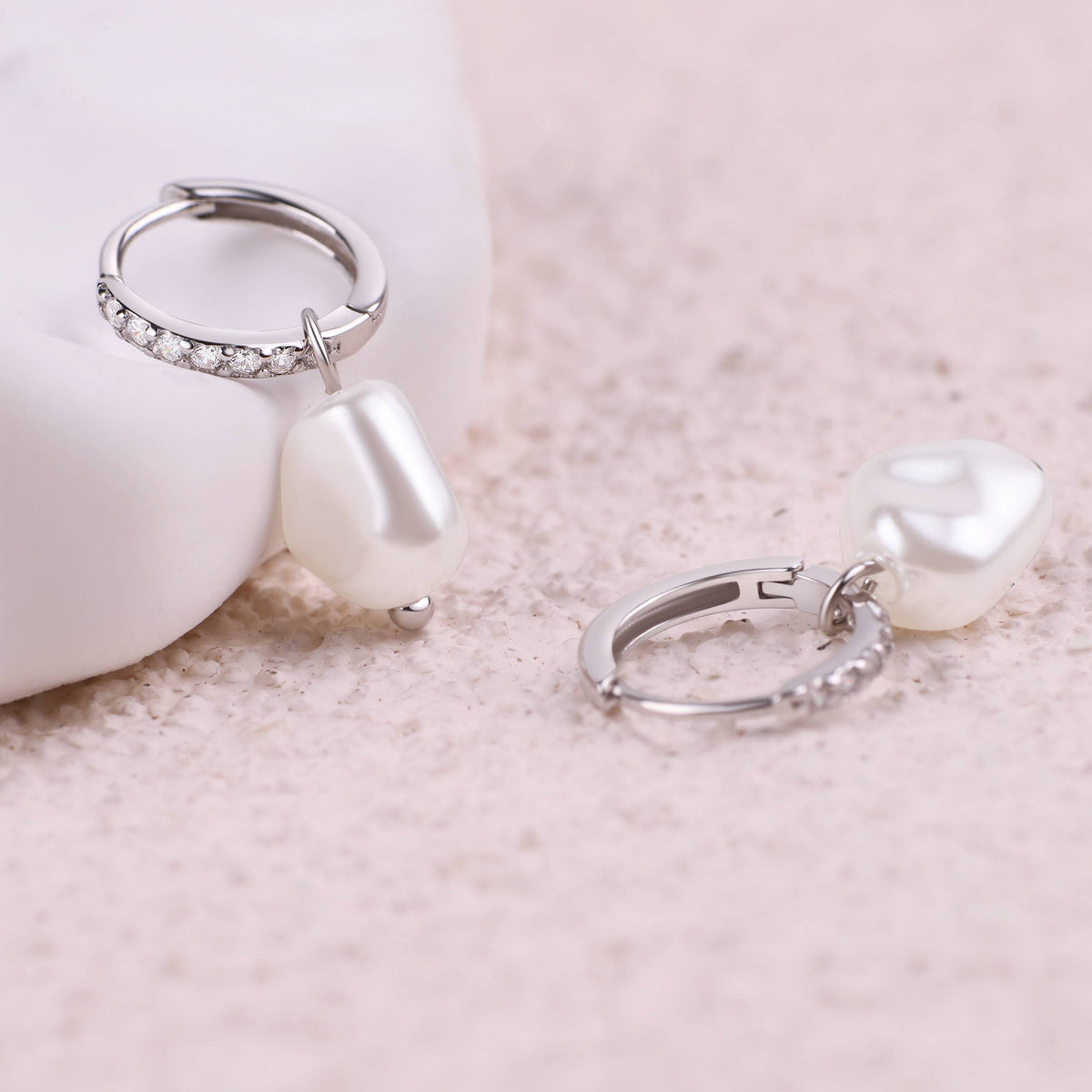 Náušnice Freshwater Pearl Drop Pave Huggie