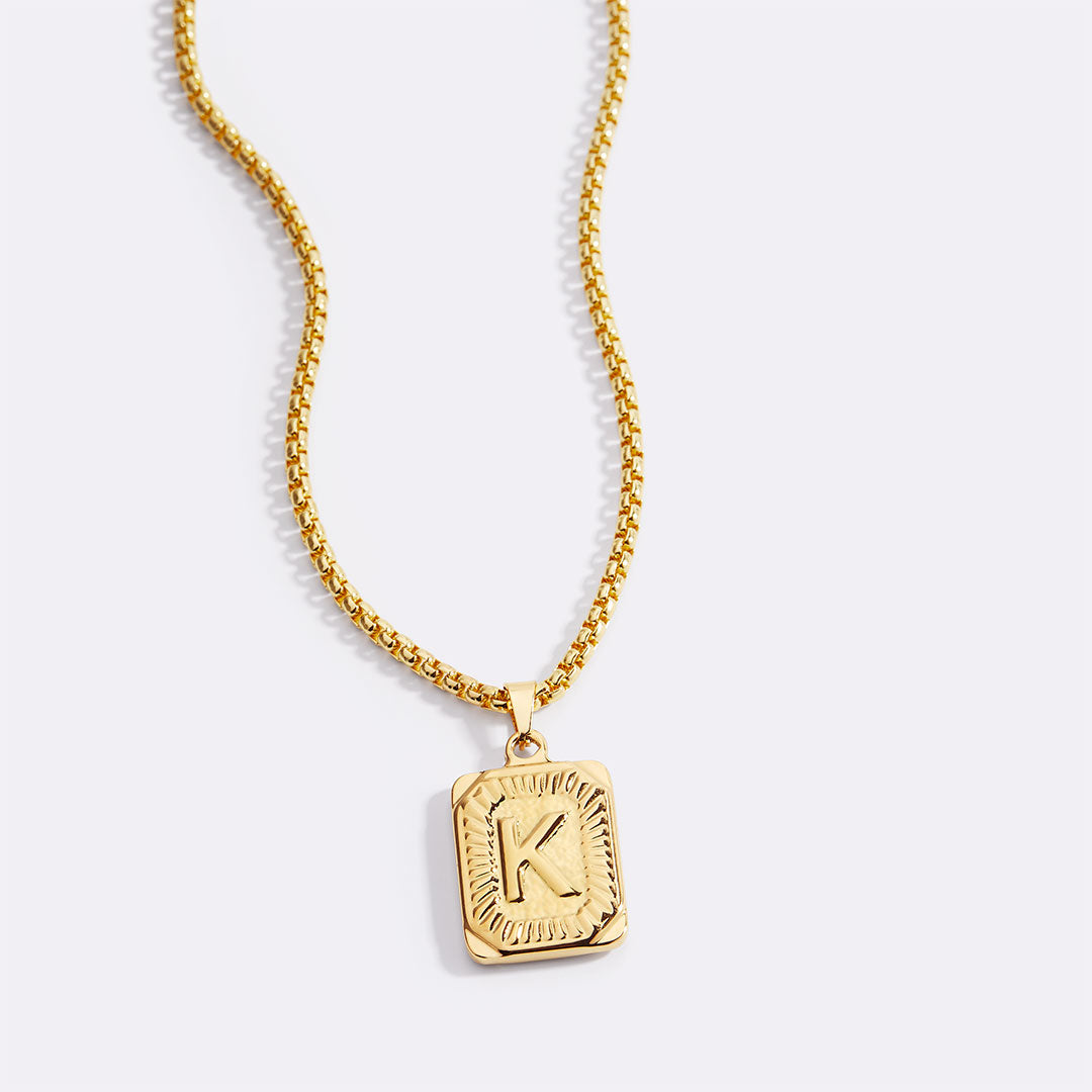 Halsband med initialbricka och rolo-kedja