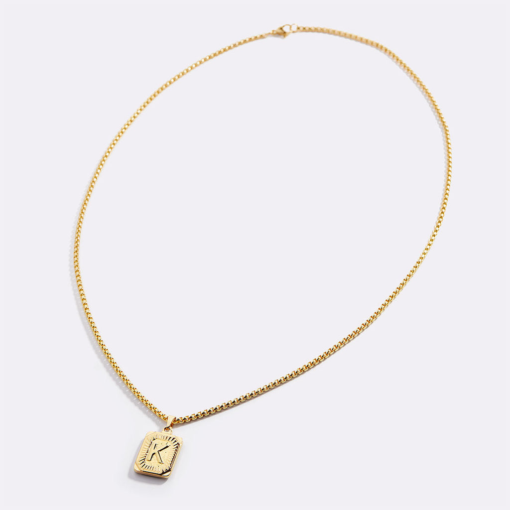 Halsband med initialbricka och rolo-kedja