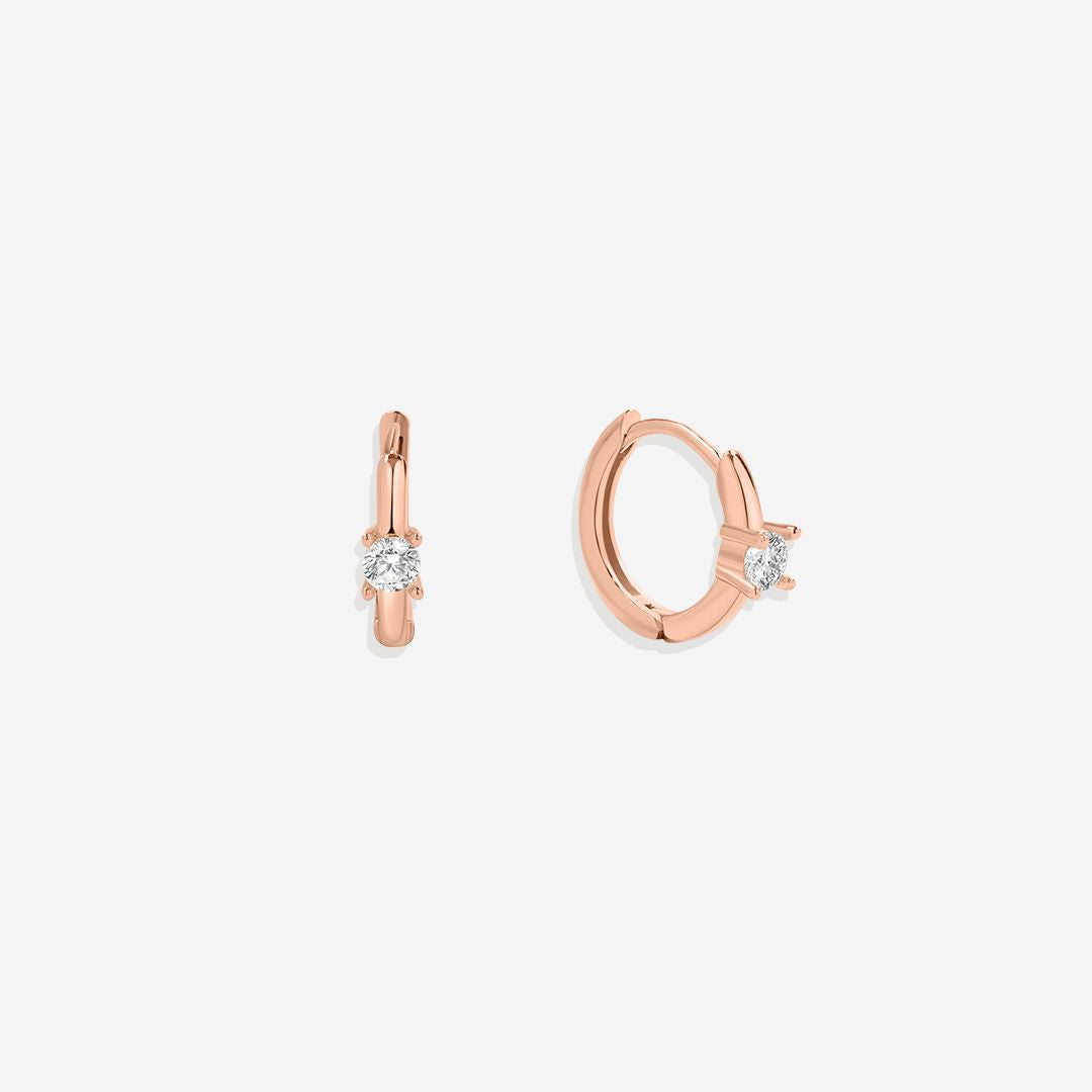 Boucles d’oreilles huggie délicates avec pierre unique