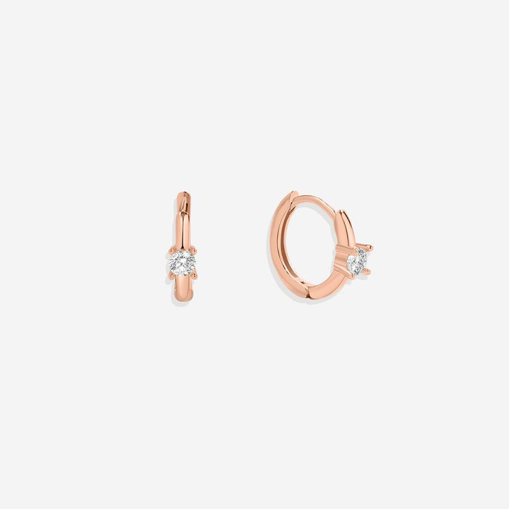 Boucles d’oreilles huggie délicates avec pierre unique