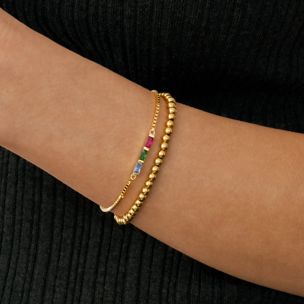 Set di bracciali sottili con pietra di nascita baguette e bracciale impilabile con perline