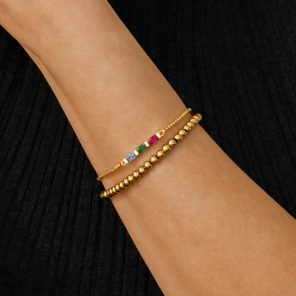 Set di bracciali sottili con pietra di nascita baguette e bracciale impilabile con perline
