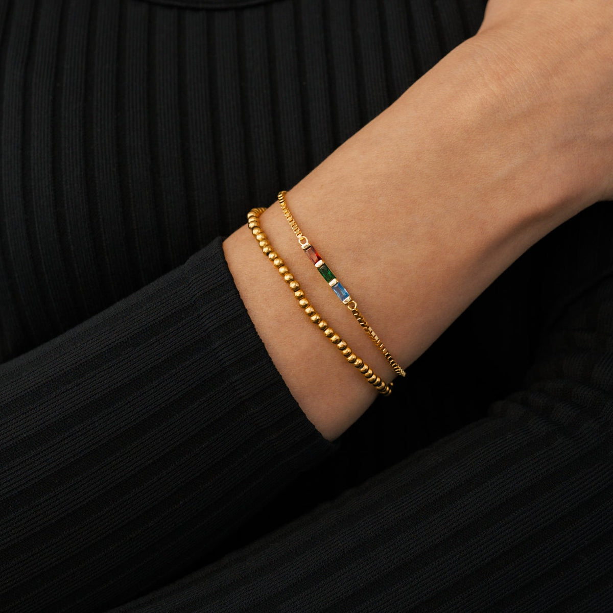 Set di bracciali sottili con pietra di nascita baguette e bracciale impilabile con perline