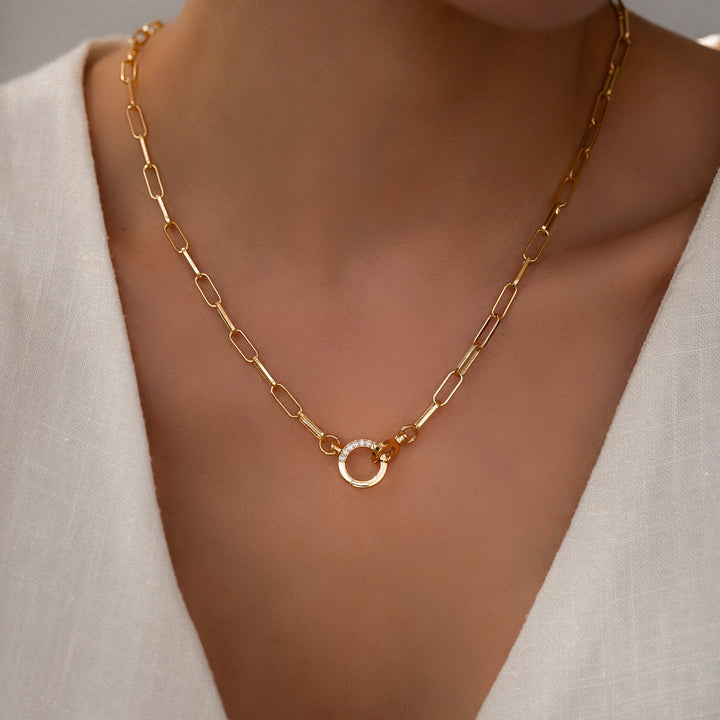 Halsband med mintfärgad pappersklämma och pavé-stenar