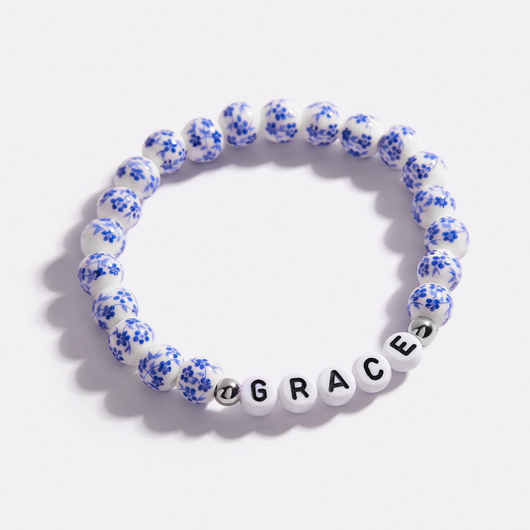 Perlenarmband mit personalisiertem Namen, blauem Porzellan und Blumenmuster