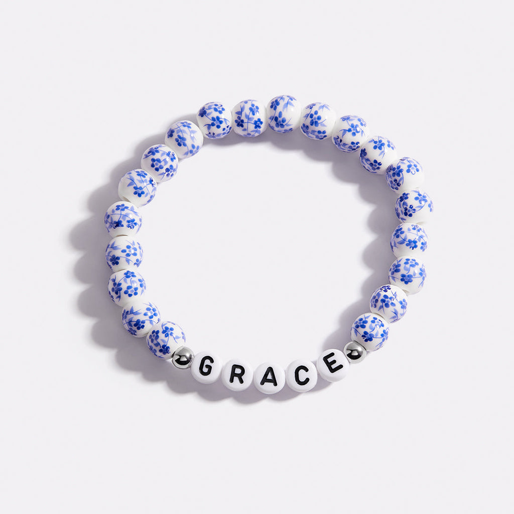 Perlenarmband mit personalisiertem Namen, blauem Porzellan und Blumenmuster