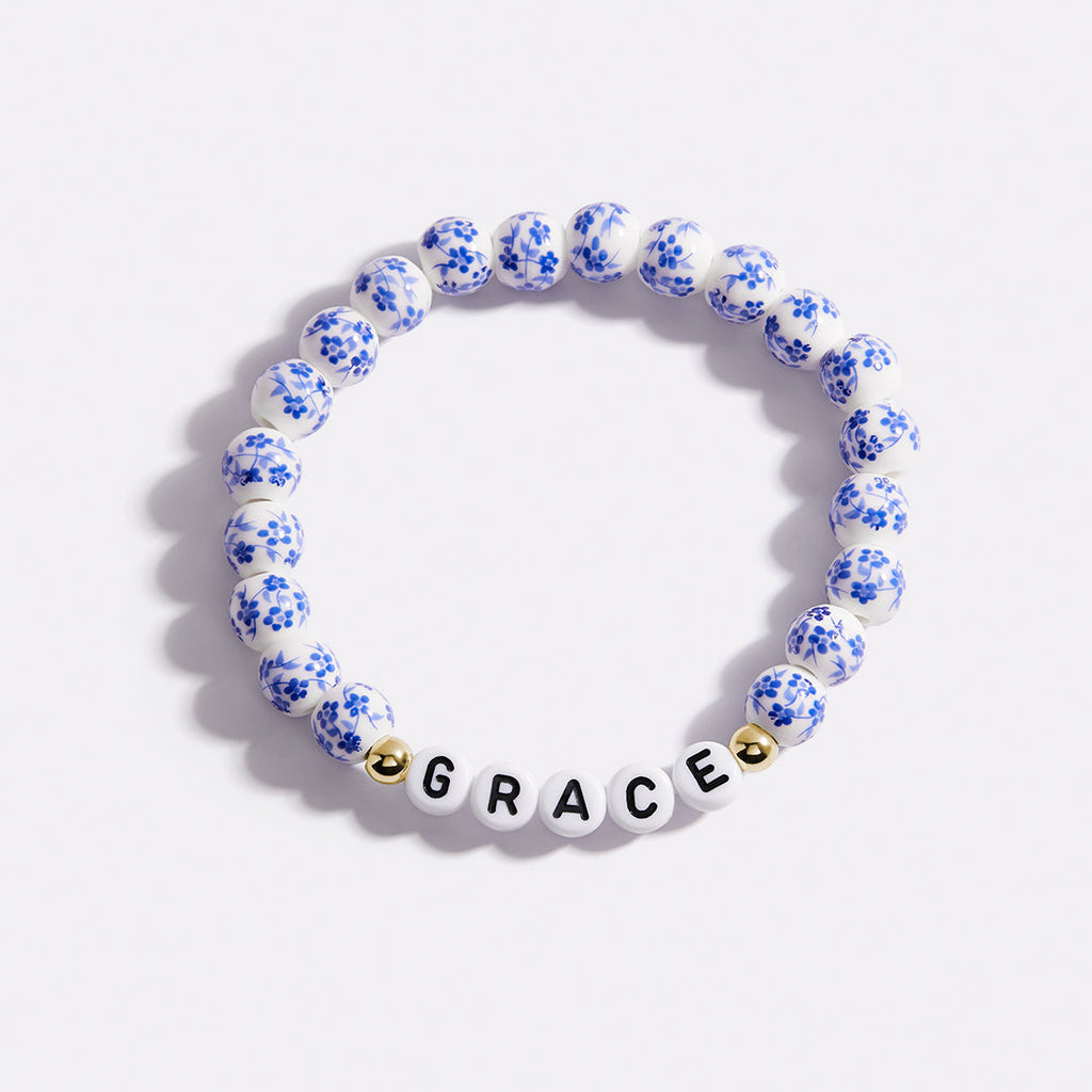 Perlenarmband mit personalisiertem Namen, blauem Porzellan und Blumenmuster