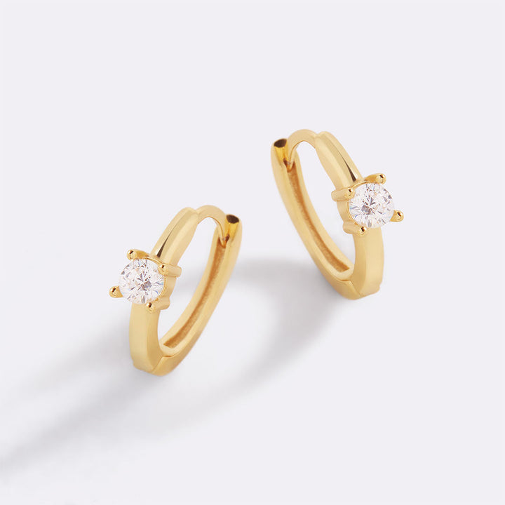 Boucles d’oreilles huggie délicates avec pierre unique