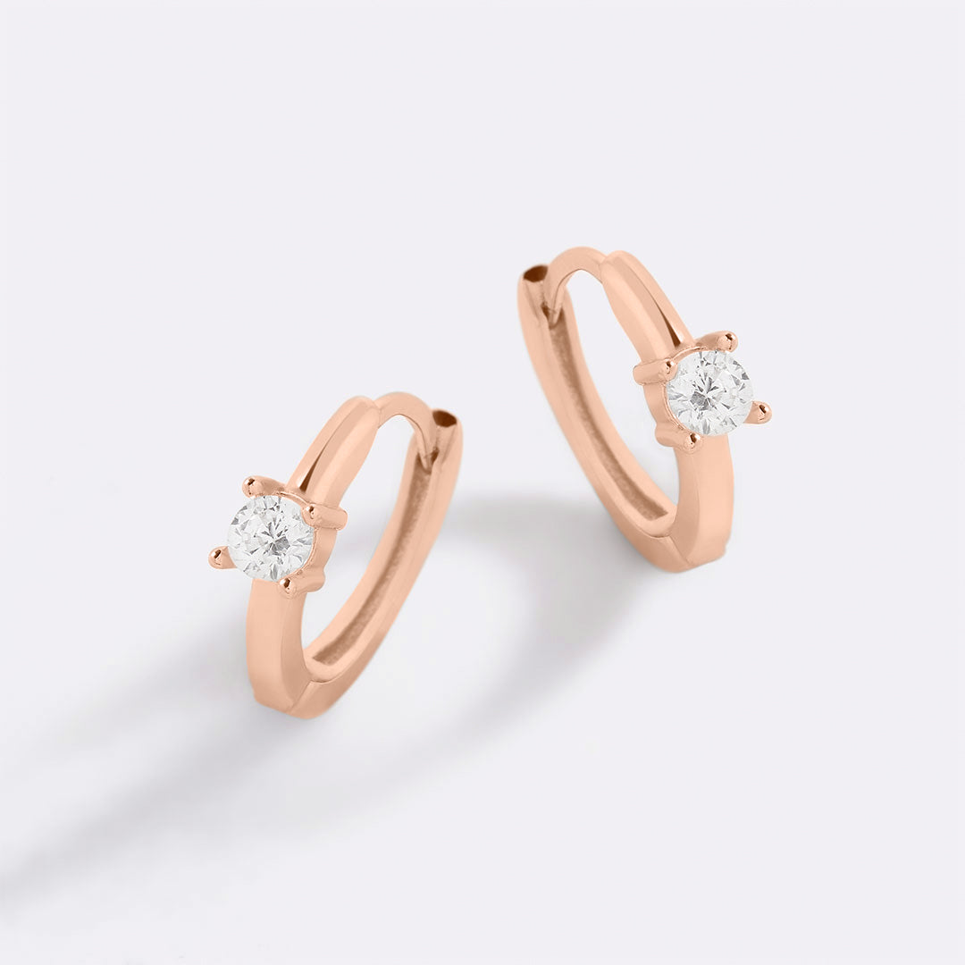 Boucles d’oreilles huggie délicates avec pierre unique