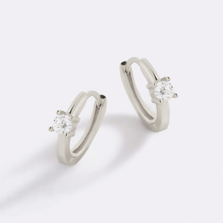 Boucles d’oreilles huggie délicates avec pierre unique