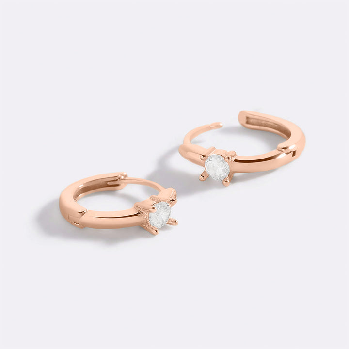 Boucles d’oreilles huggie délicates avec pierre unique