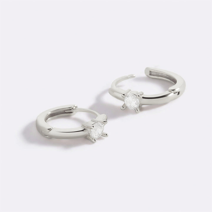 Boucles d’oreilles huggie délicates avec pierre unique