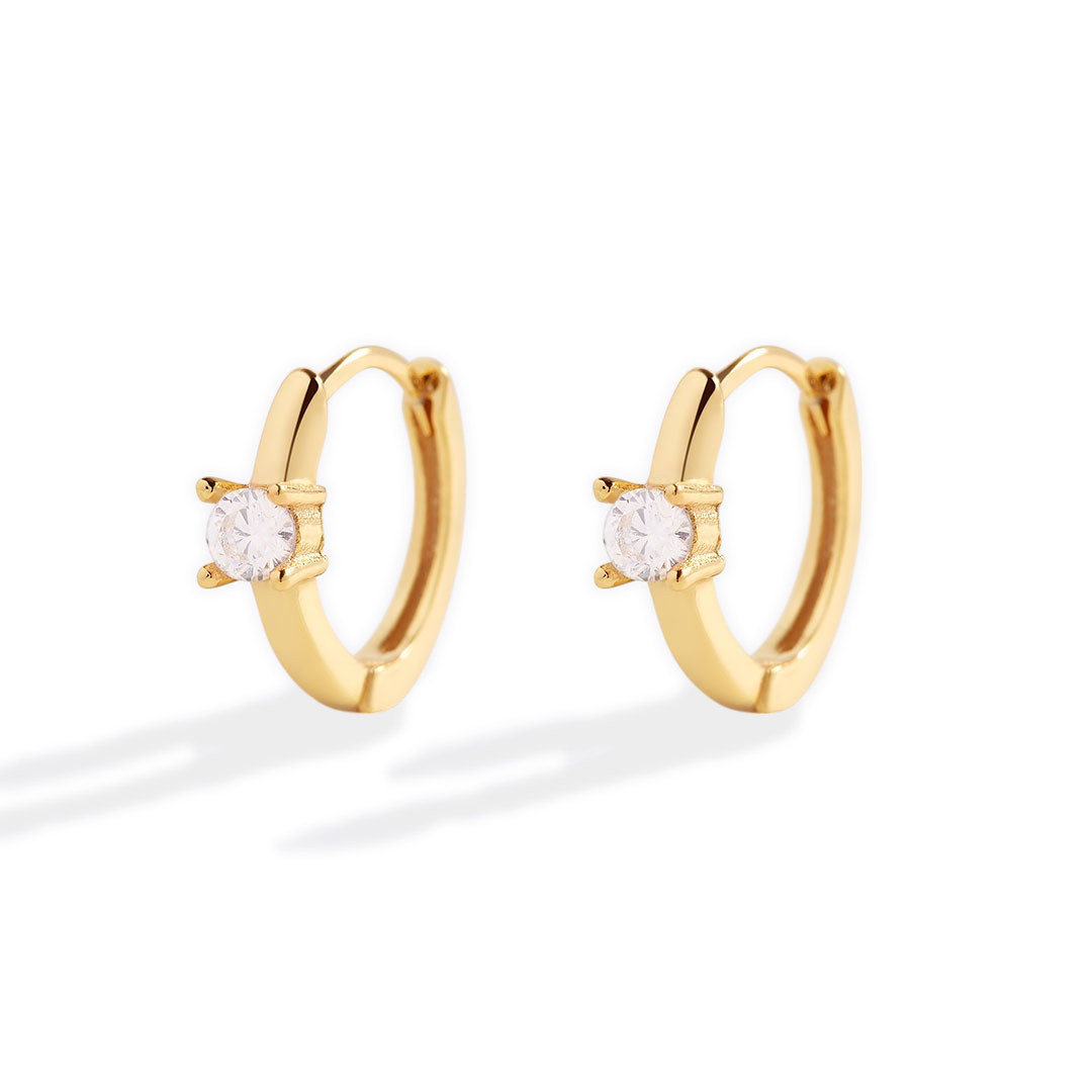 Boucles d’oreilles huggie délicates avec pierre unique