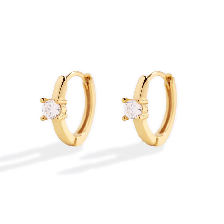 Boucles d’oreilles huggie délicates avec pierre unique