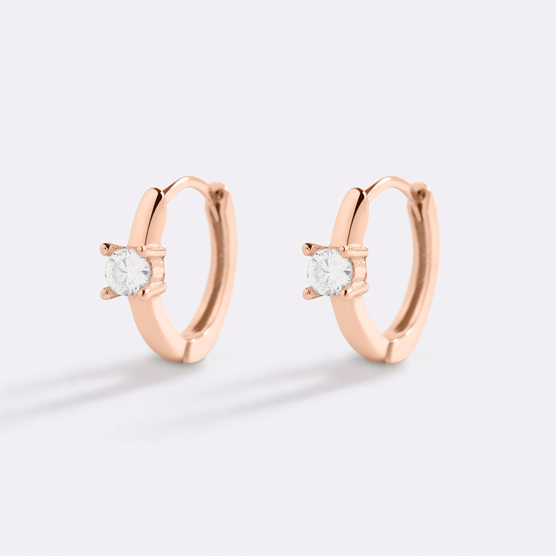 Boucles d’oreilles huggie délicates avec pierre unique