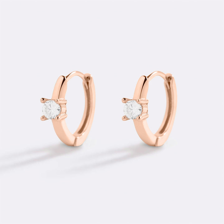 Boucles d’oreilles huggie délicates avec pierre unique