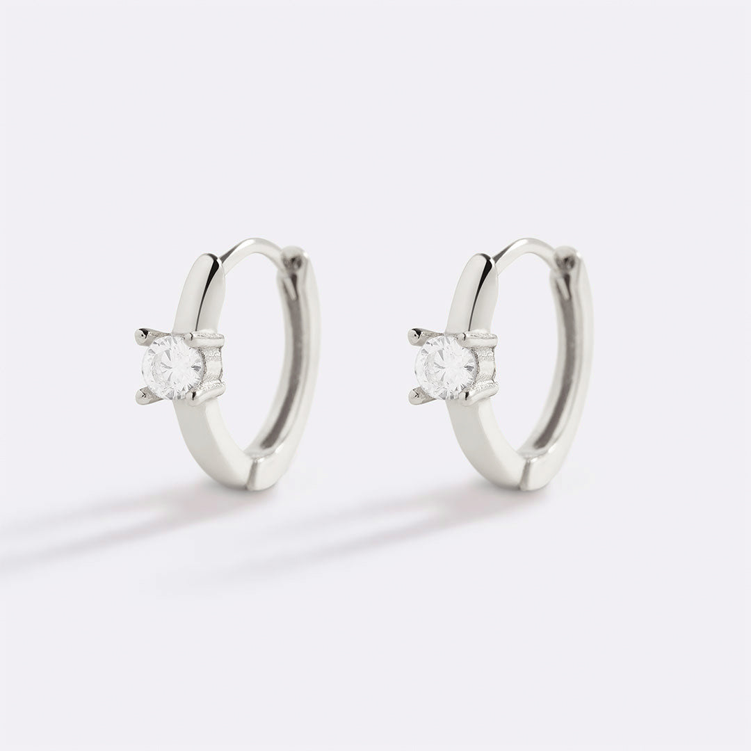 Boucles d’oreilles huggie délicates avec pierre unique
