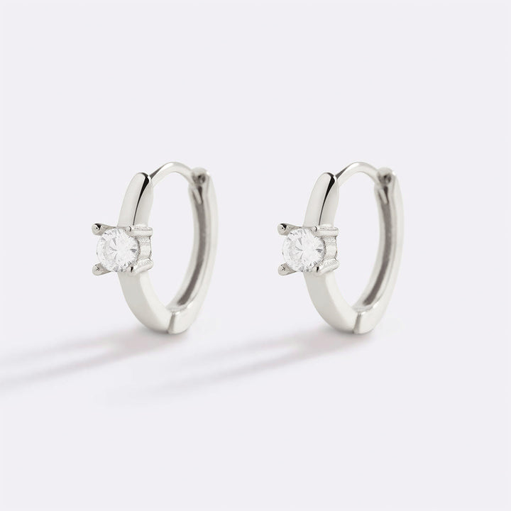 Boucles d’oreilles huggie délicates avec pierre unique