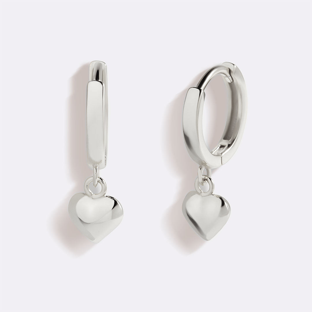 Delikate hjerte-øredobber med ringdesign