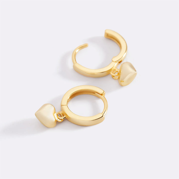 Delikate hjerte-øredobber med ringdesign