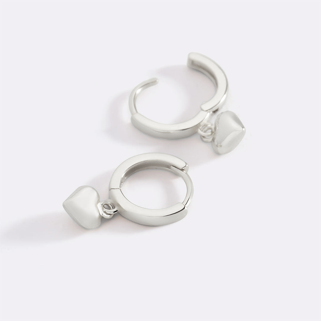 Delikate hjerte-øredobber med ringdesign
