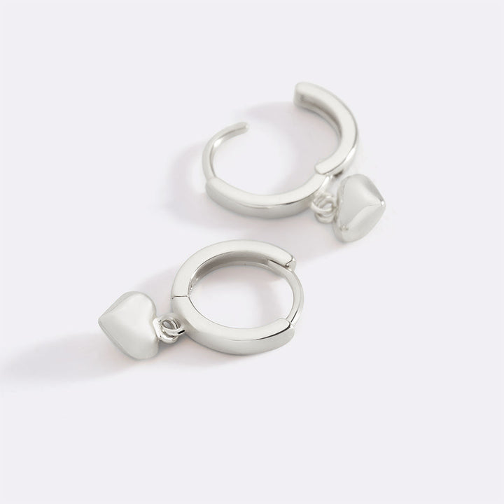 Delikate hjerte-øredobber med ringdesign