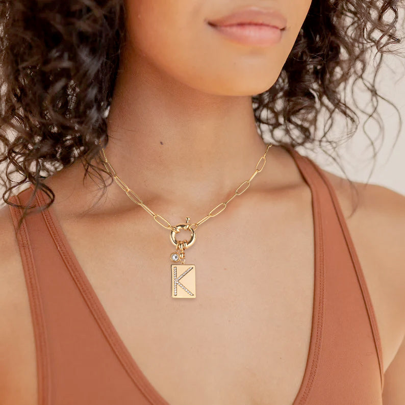 Collier pendentif initial pavé avec chaîne trombone  