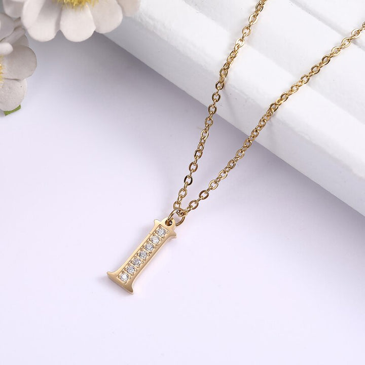 Collier Satellite Lettre avec Accent en Cristal