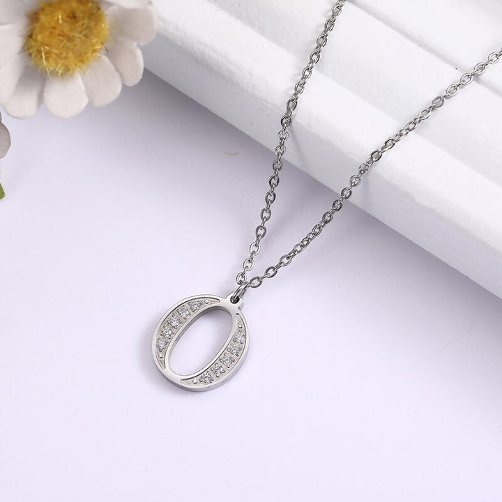 Collier Satellite Lettre avec Accent en Cristal