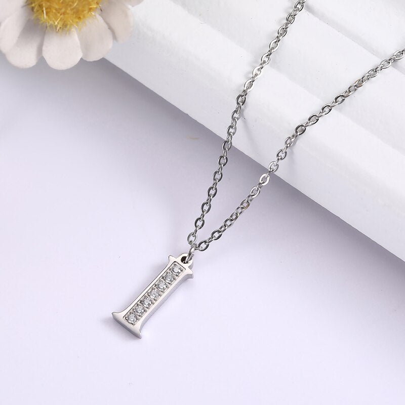 Collier Satellite Lettre avec Accent en Cristal