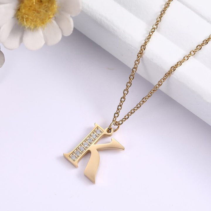 Collier Satellite Lettre avec Accent en Cristal