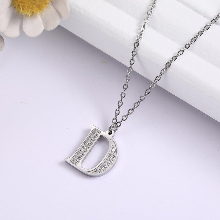 Collier Satellite Lettre avec Accent en Cristal