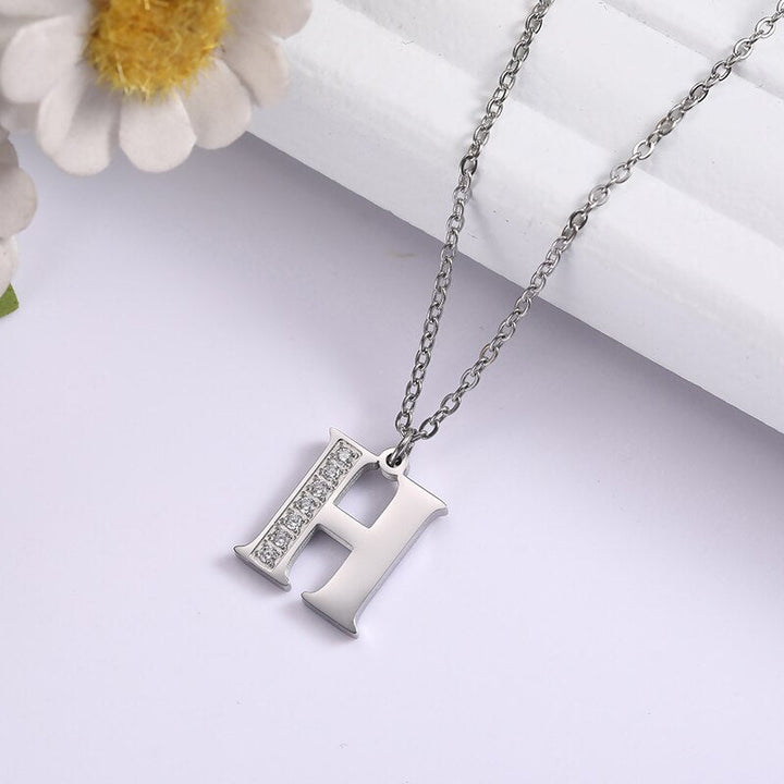 Collier Satellite Lettre avec Accent en Cristal