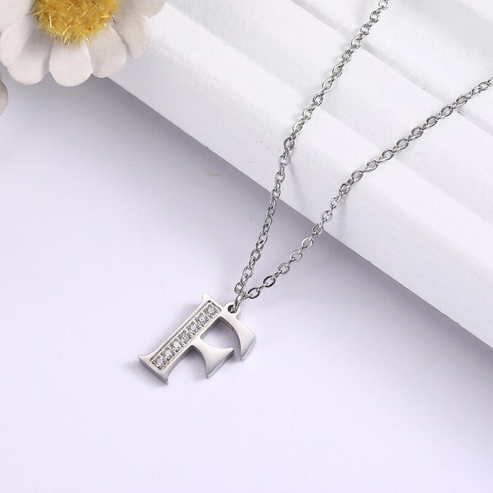 Collier Satellite Lettre avec Accent en Cristal