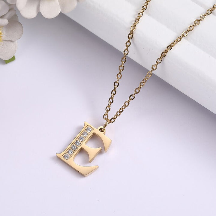 Collier Satellite Lettre avec Accent en Cristal