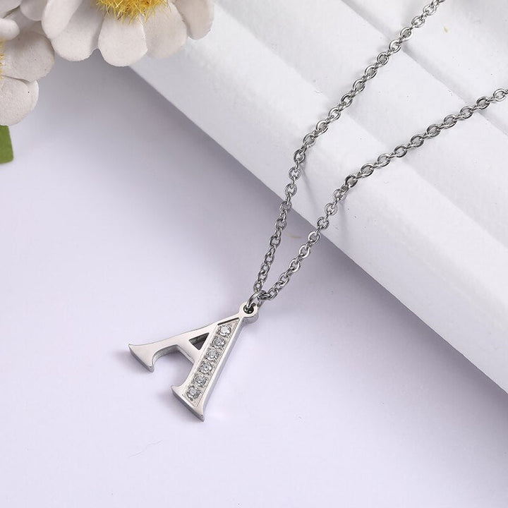 Collier Satellite Lettre avec Accent en Cristal