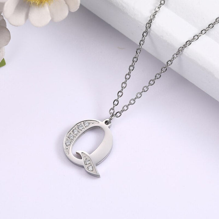 Collier Satellite Lettre avec Accent en Cristal