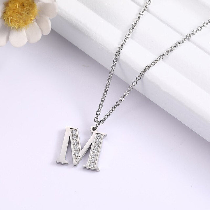 Collier Satellite Lettre avec Accent en Cristal