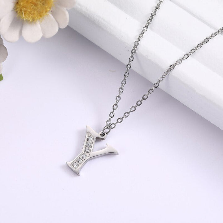 Collier Satellite Lettre avec Accent en Cristal
